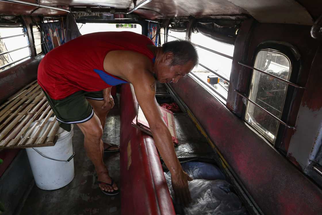 57-anyos na jeepney driver, tumira sa jeep para makapag-ipon para sa pamilya 57-anyos na jeepney driver, tumira sa jeep para makapag-ipon para sa pamilya